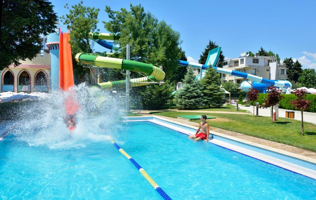 Bazén v ubytování Sol Nessebar Mare All Inclusive nebo v jeho okolí
