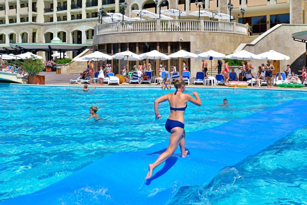 Bazén v ubytování Sol Nessebar Mare All Inclusive nebo v jeho okolí