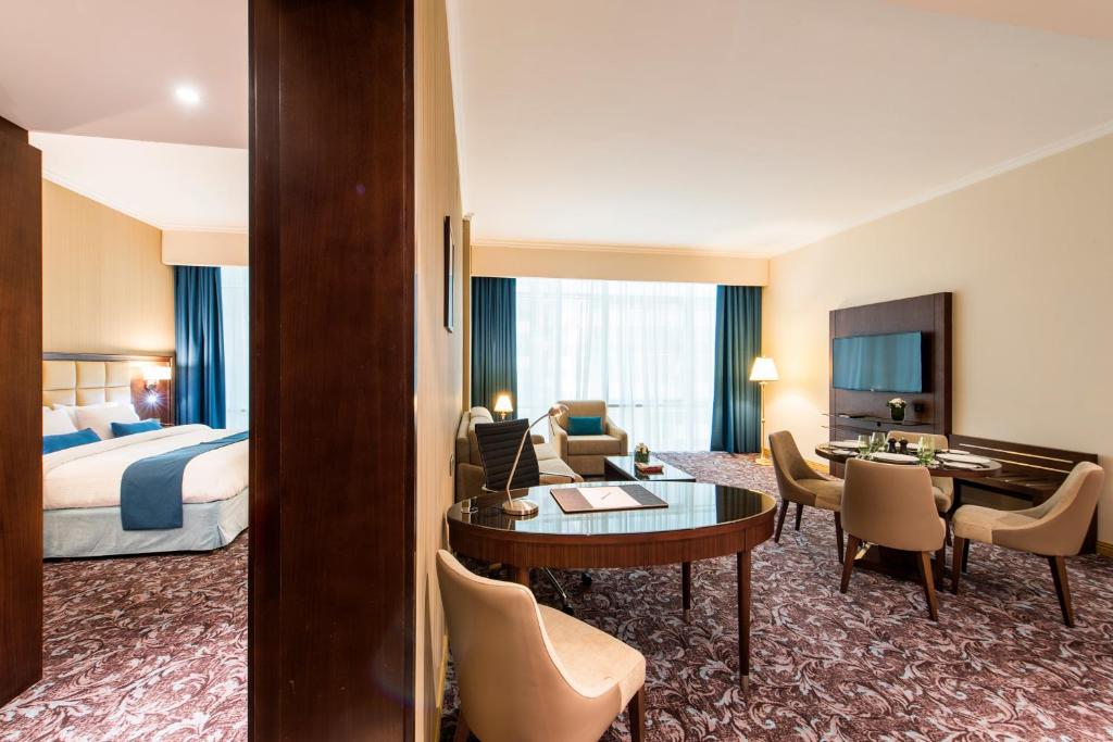 Postel nebo postele na pokoji v ubytování Golden Tulip Doha Hotel
