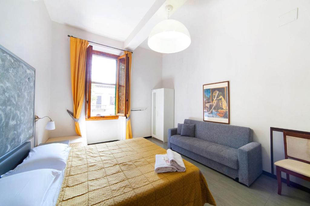 フィレンツェにあるメロディ ハウスのベッドルーム1室(ベッド1台、ソファ、窓付)