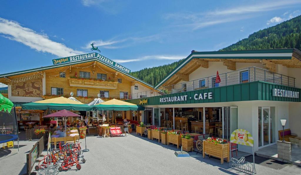 un mercato all'aperto di fronte a un grande edificio di Appartement Jagdhof a Flachau