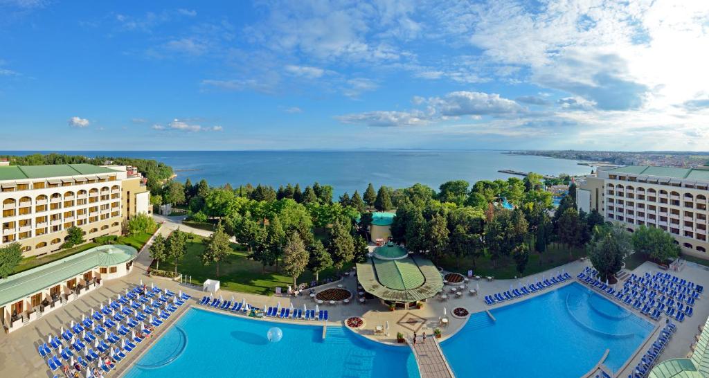 Bazén v ubytování Sol Nessebar Palace All Inclusive nebo v jeho okolí