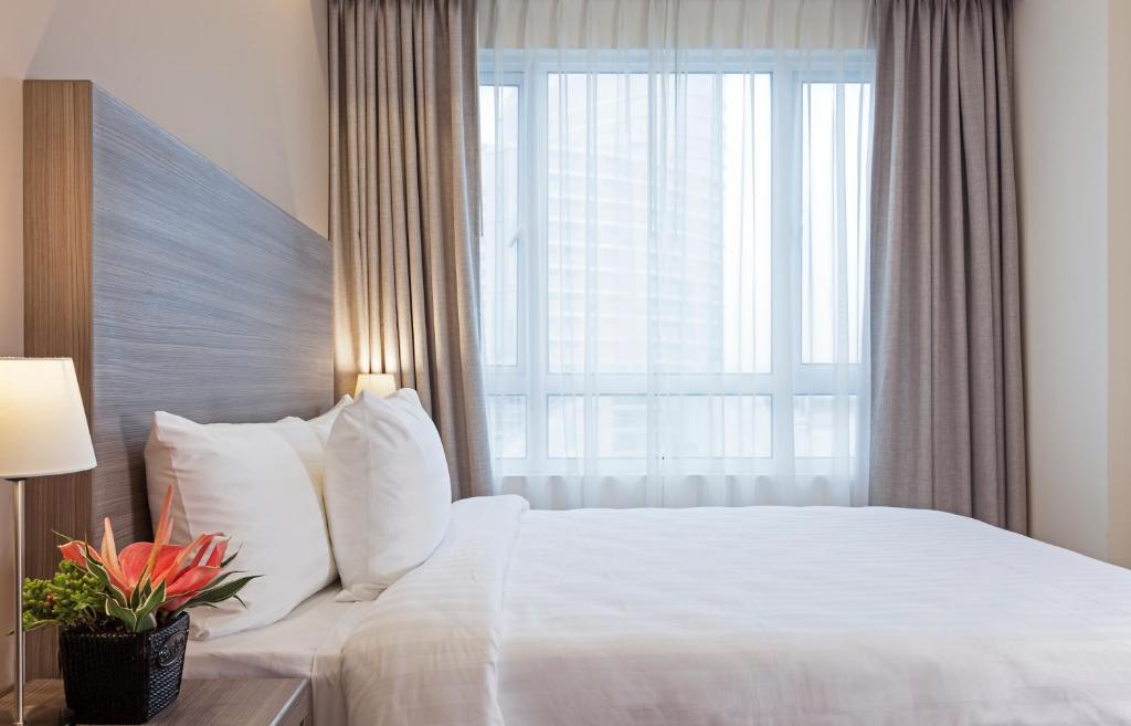 One Pacific Place Serviced Residences tesisinde bir odada yatak veya yataklar