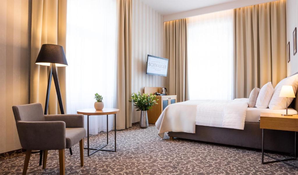 Łóżko lub łóżka w pokoju w obiekcie Hotel Schwaiger