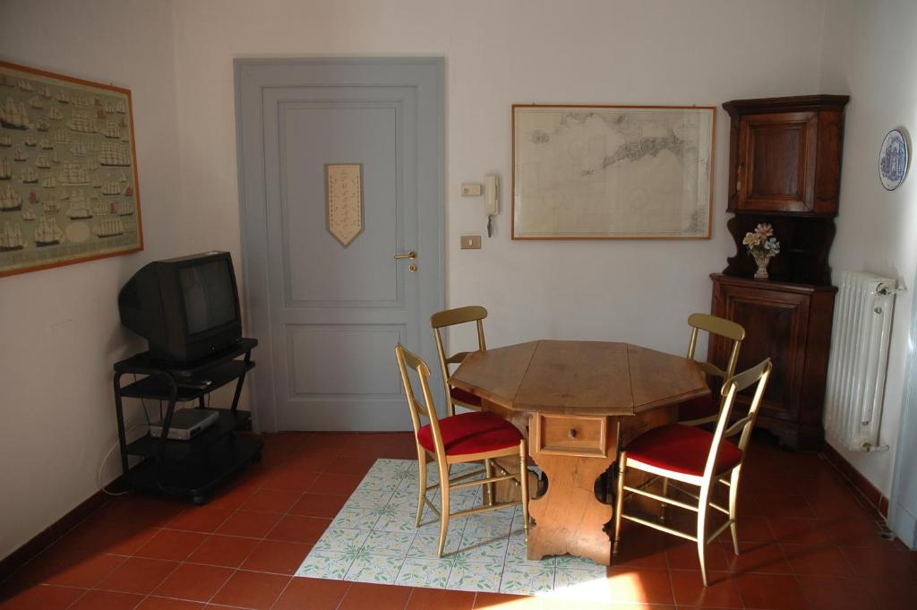 Televízia a/alebo spoločenská miestnosť v ubytovaní Agriturismo Mustilli