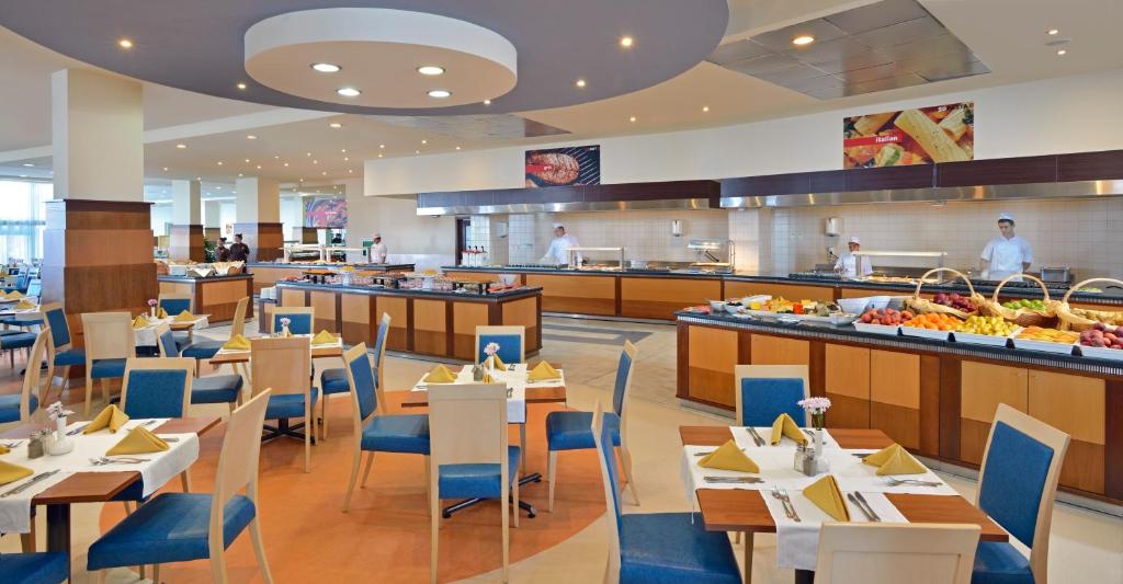 A restaurant or other place to eat at Sol Luna Bay All Inclusive