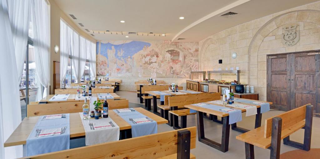 A restaurant or other place to eat at Sol Luna Bay All Inclusive
