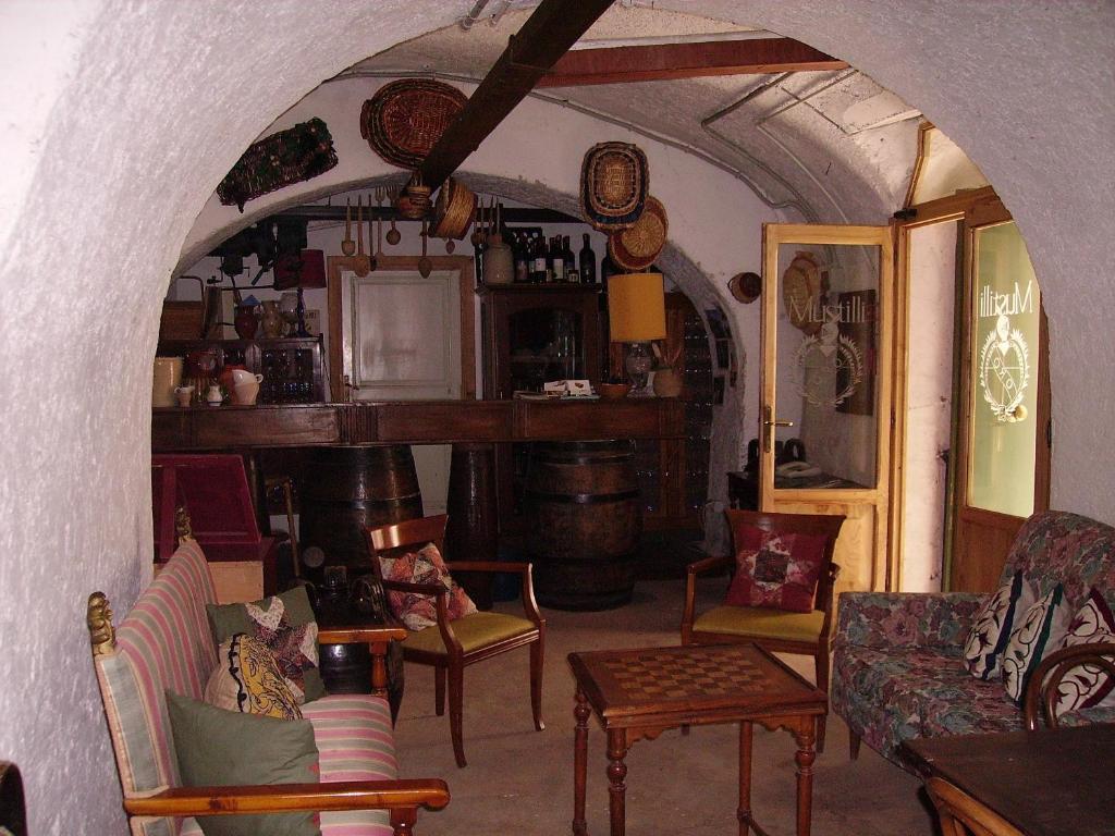 - un salon doté de meubles et d'une voûte dans l'établissement Agriturismo Mustilli, à Sant'Agata de' Goti