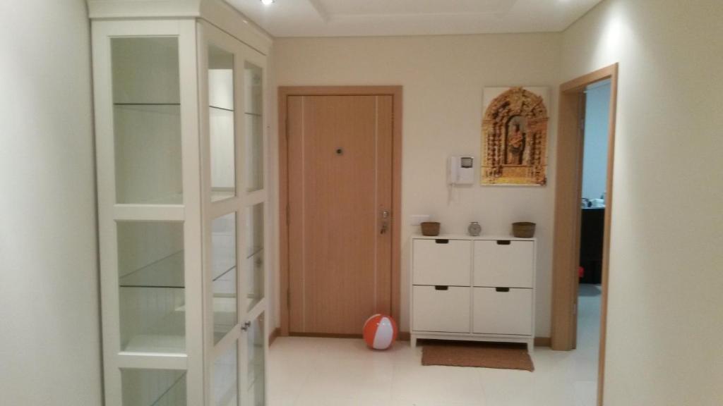 a room with a white cabinet and a door at Apartamento do Atlantico in Gala