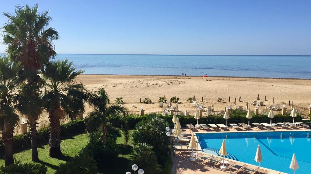 a view of the beach from the resort at Hotel Villa Romana in Porto Empedocle