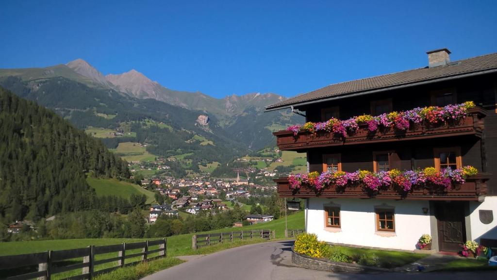 ein Gebäude mit Blumenkästen an der Straßenseite in der Unterkunft Gästeheim Pötscher in Matrei in Osttirol