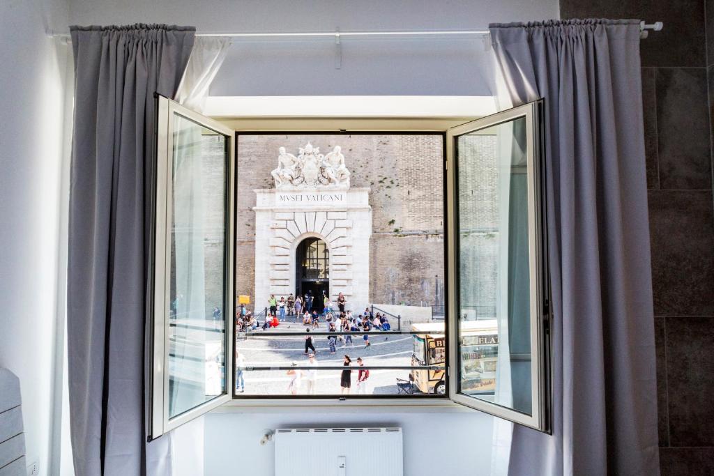 uma janela com vista para um edifício em My Tiny Home em Roma