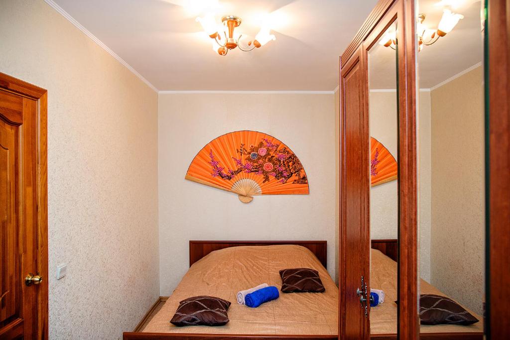 ケメロヴォにあるАпартаменты 50 Лет Октября, 24. 2+2の小さなベッドルーム(ベッド1台、鏡付)