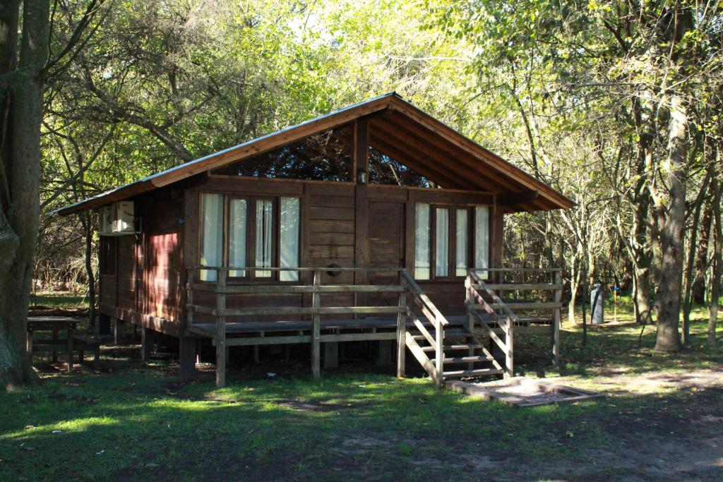 a small cabin in the middle of a forest at Estancia Laguna Vitel in Chascomús