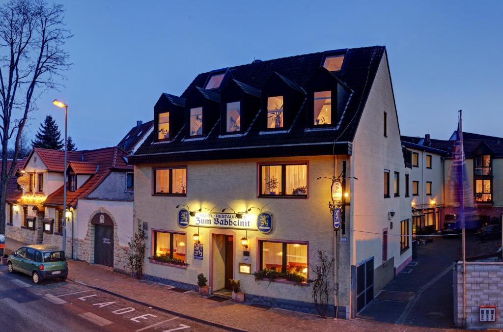 un grande edificio bianco sul lato di una strada di Hotel-Restaurant Zum Babbelnit a Magonza