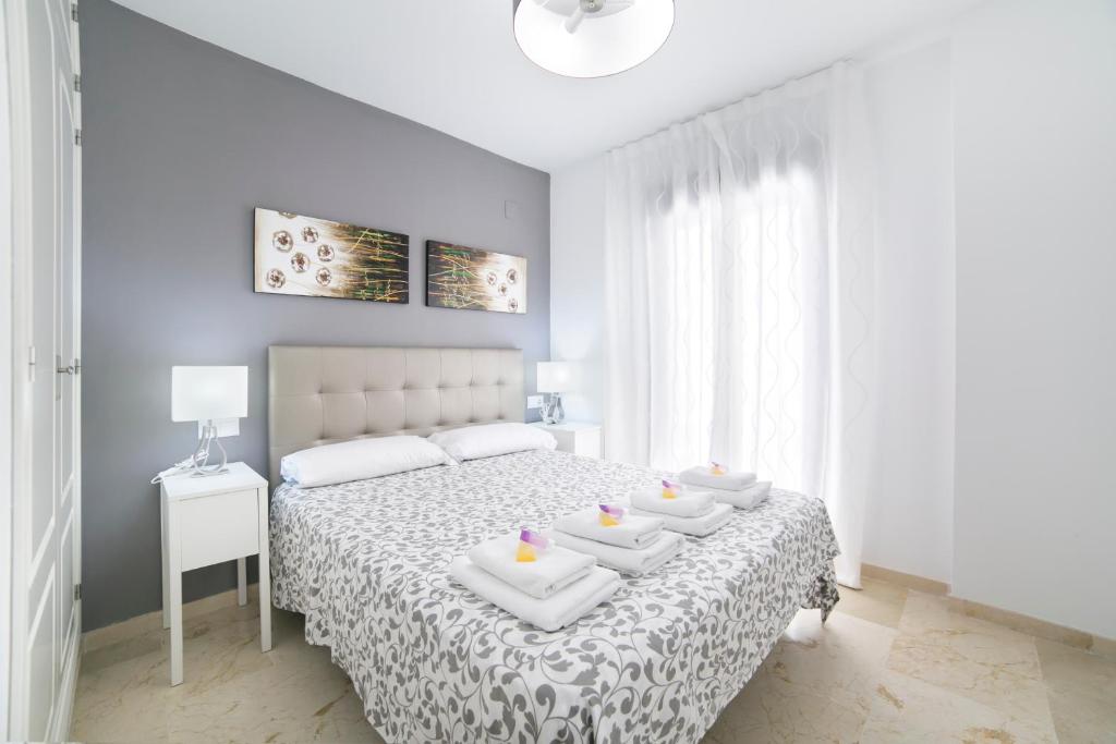 A bed or beds in a room at Apartamentos Salamanca