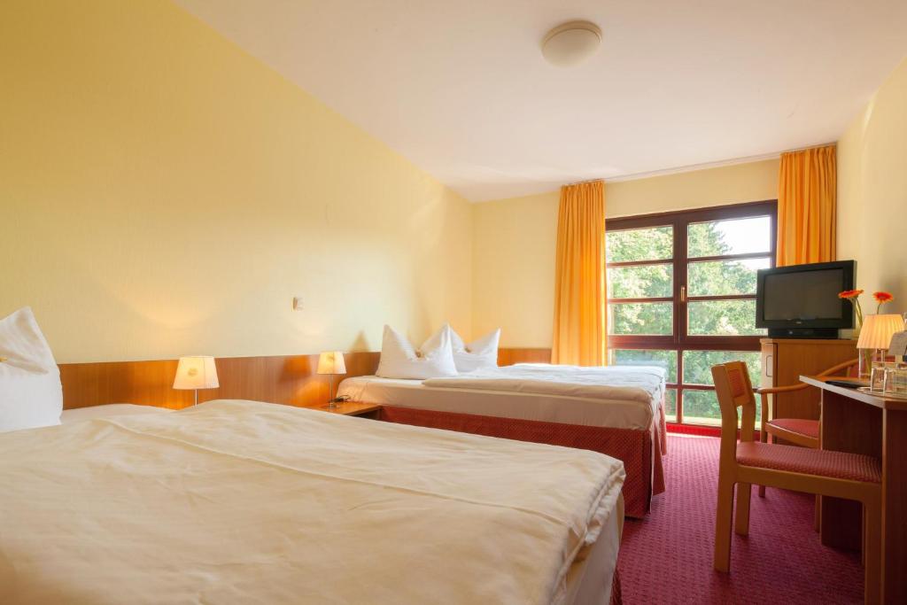 Postel nebo postele na pokoji v ubytování Kim Hotel Im Park