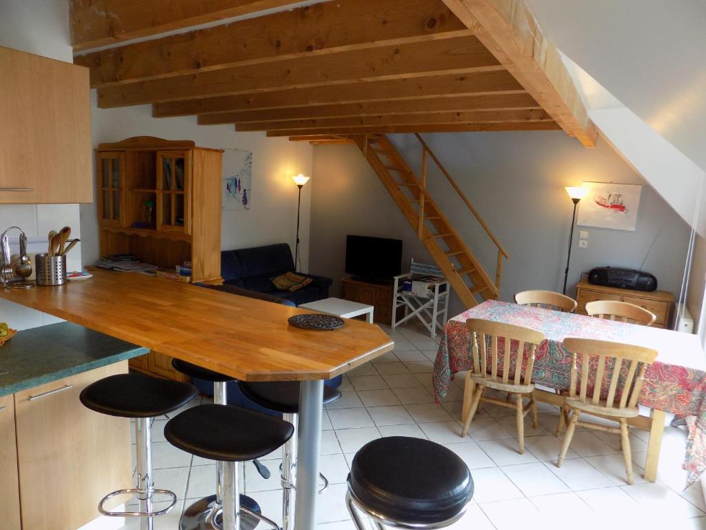 eine Küche und ein Wohnzimmer mit Tisch und Stühlen in der Unterkunft Maisonette La Quiétude in Wimereux