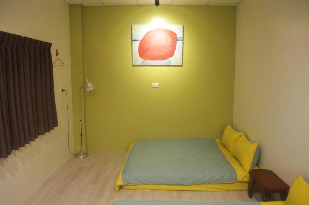 Postel nebo postele na pokoji v ubytování 菜爺爺親子蔬宿Vegepapa B&B