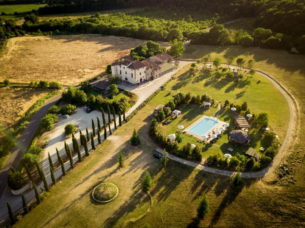 z góry widok na posiadłość z basenem w obiekcie Relais Santa Margherita w Arezzo
