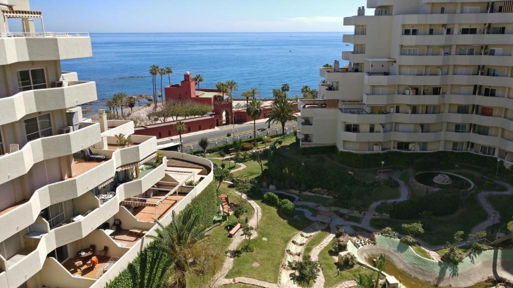 ベナルマデナにあるBenalbeach Apartamento en Resort de Benalmádenaの海の景色を望む