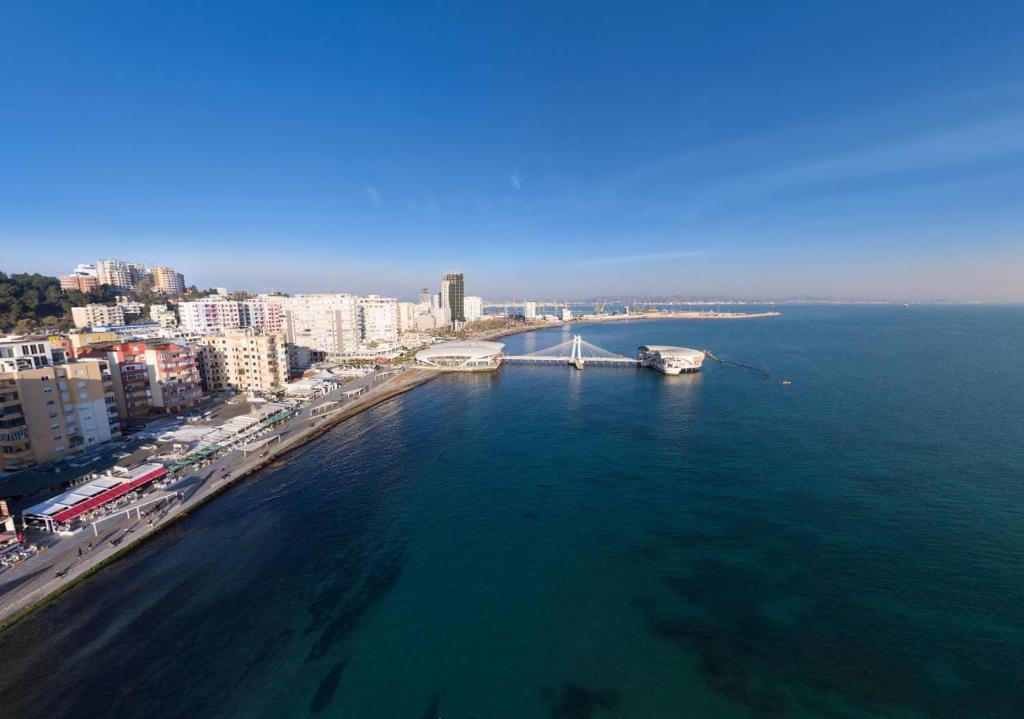 een luchtzicht op een stad met een brug over het water bij 2 Room City-Sea apartment in Durrës