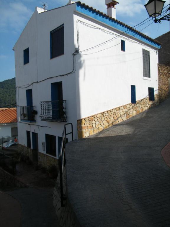 un edificio blanco con una escalera al lado en Casa La Chelva, en Alcudia de Veo