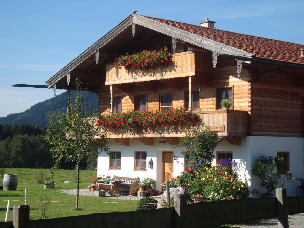 ein Haus mit Blumen auf der Seite in der Unterkunft Ferienwohnung Regina Holzner in Inzell