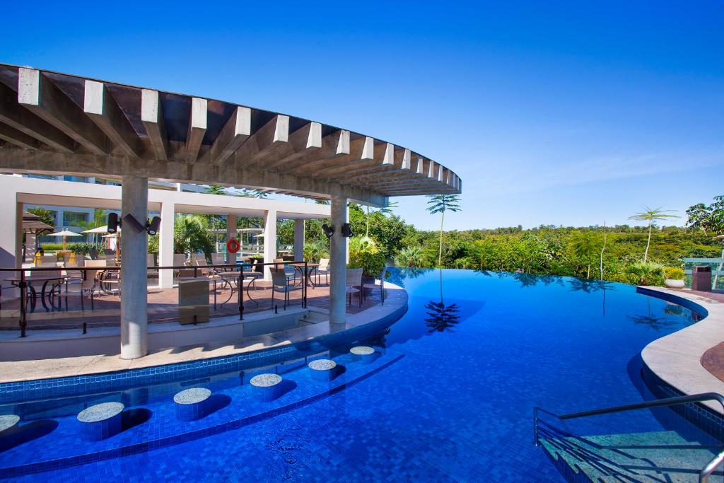 uma imagem de uma piscina com uma pérgola em Rio Quente Cristal Resorts em Rio Quente