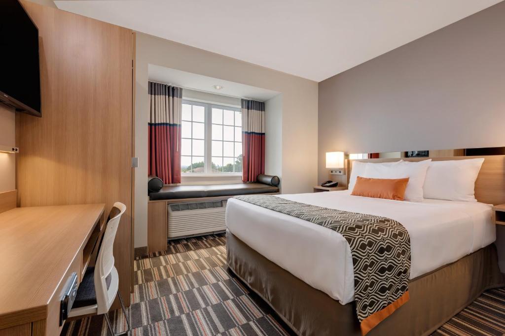Postel nebo postele na pokoji v ubytování Microtel Inn & Suites by Wyndham Clarion