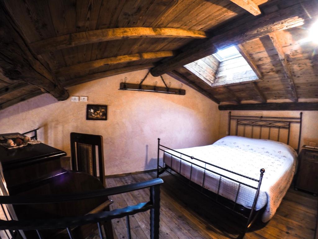 Un dormitorio con una cama y un piano en una habitación en b&b casamia, en Molina