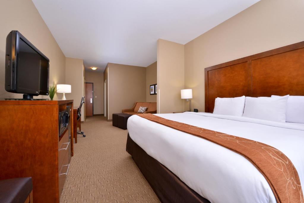 Comfort Suites - King Suite Upper Floor - Accessible/Non-Smoking
