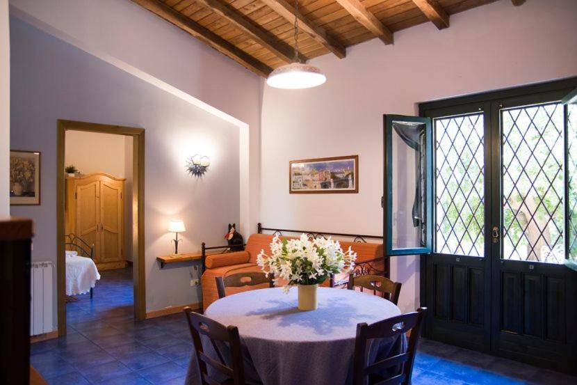 Posezení v ubytování Antico Borgo Etneo Country Hotel