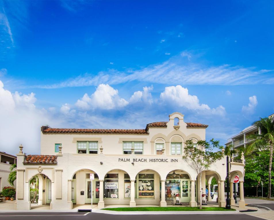 budynek na ulicy z niebieskim niebem w obiekcie Palm Beach Historic Inn w mieście Palm Beach