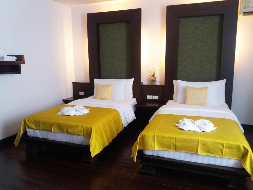 Postel nebo postele na pokoji v ubytování Nicha Suite Hua Hin Hotel