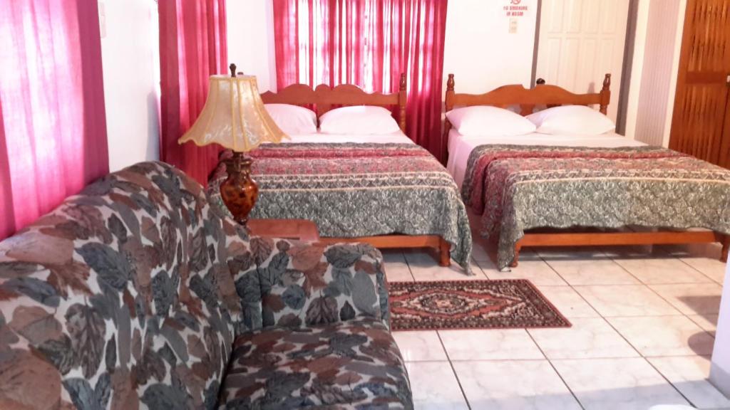 Un pat sau paturi într-o cameră la Top Ranking Hill View Guesthouse