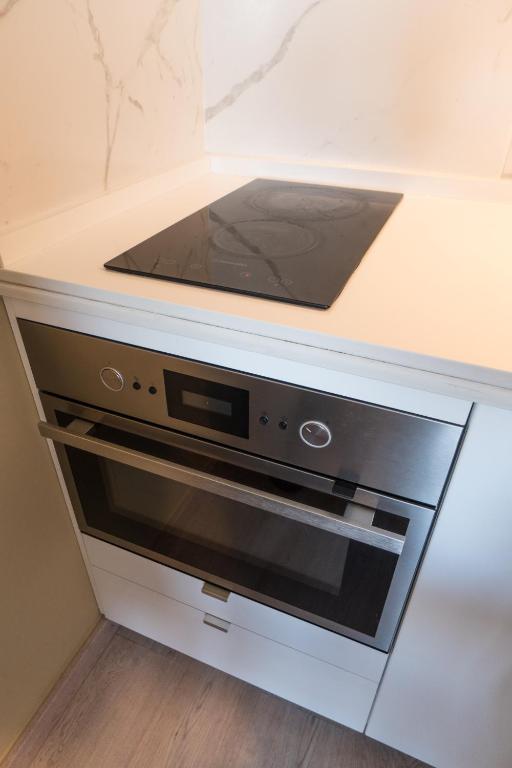 a stove top oven sitting on top of a counter at Beach House Ericeira in Ericeira