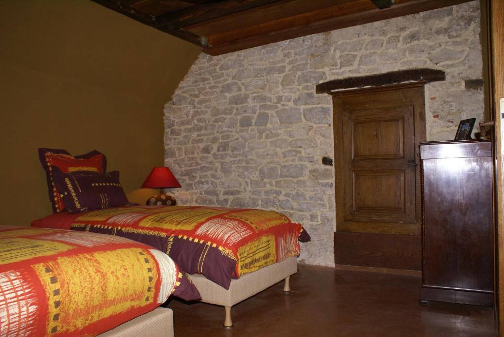 Tempat tidur dalam kamar di Chambres d&#39;h&ocirc;tes Les Charmettes