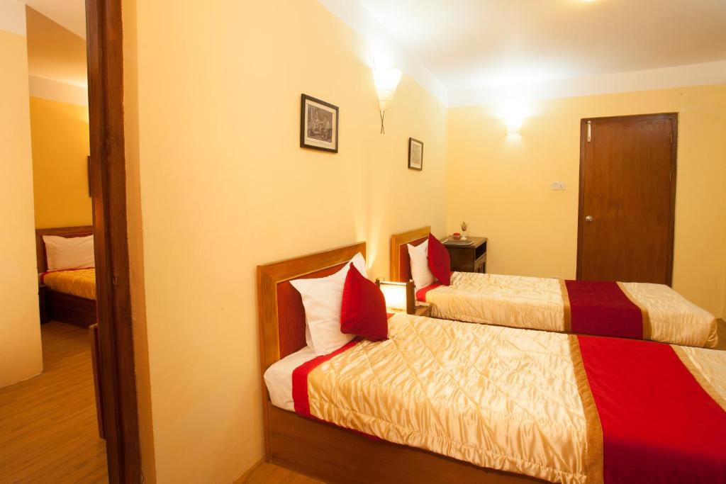Postel nebo postele na pokoji v ubytování Royal Astoria Hotel