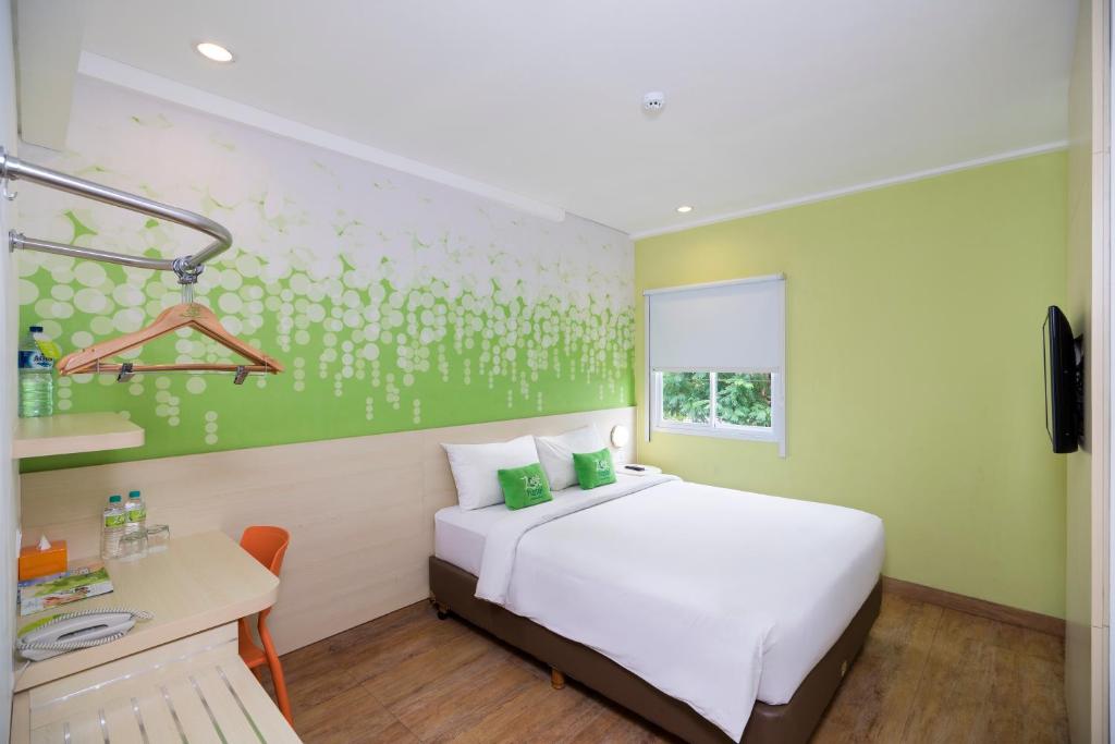 Postel nebo postele na pokoji v ubytování Zest Legian by Swiss-Belhotel International