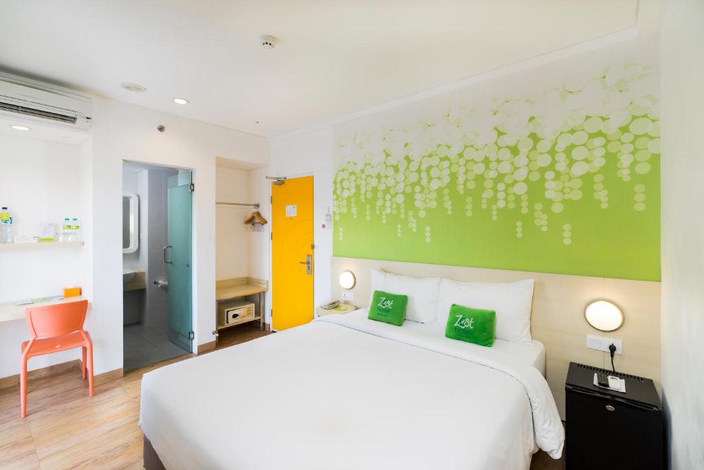 Postel nebo postele na pokoji v ubytování Zest Legian by Swiss-Belhotel International