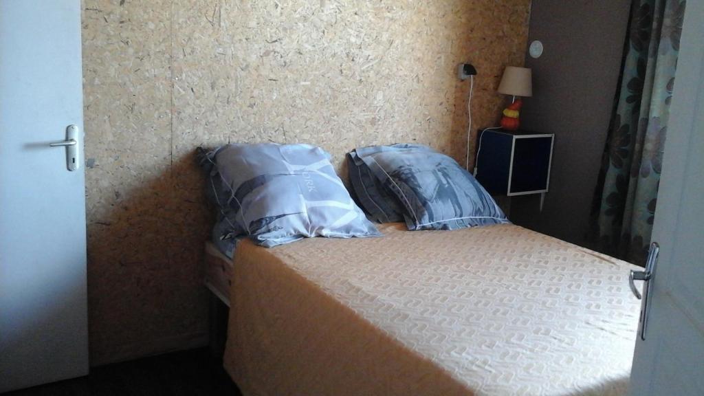 - une chambre avec un lit et 2 oreillers dans l'établissement le belair, à Carosse