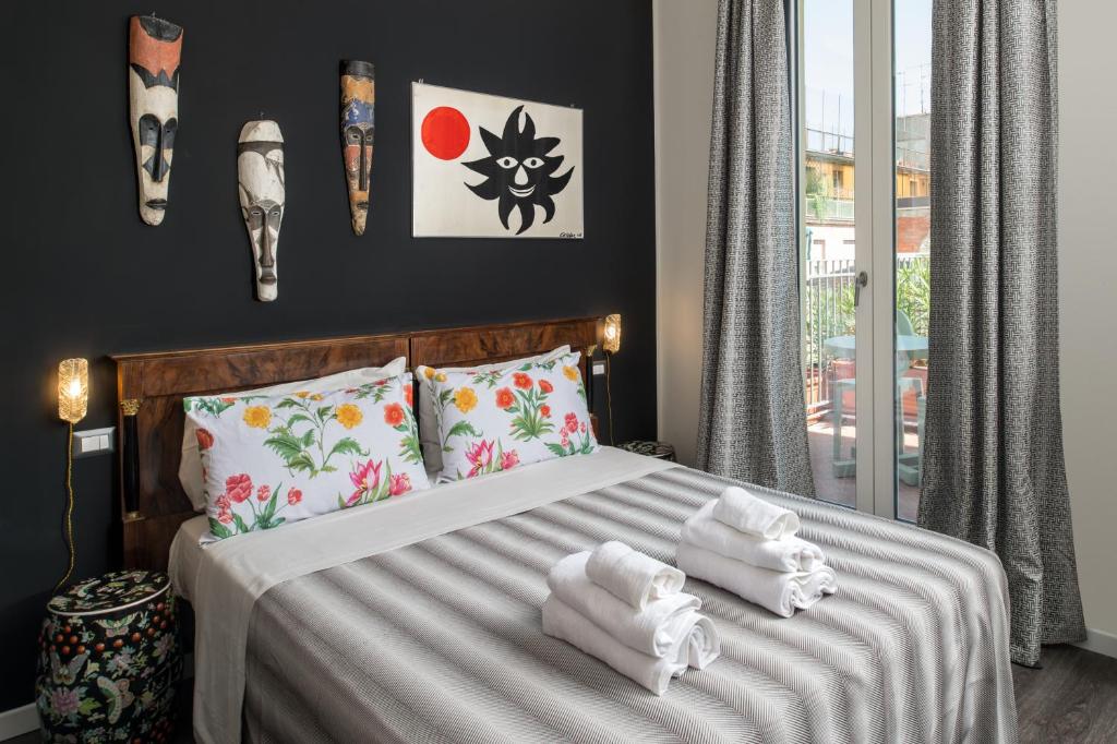 een slaapkamer met een bed met handdoeken erop bij L'8 Boutique Design Apartments in Bologna
