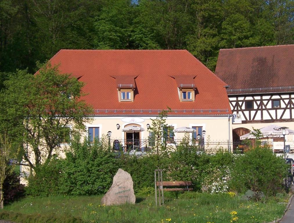una gran casa blanca con techo rojo en Alter Pfarrhof en Wernberg-Köblitz