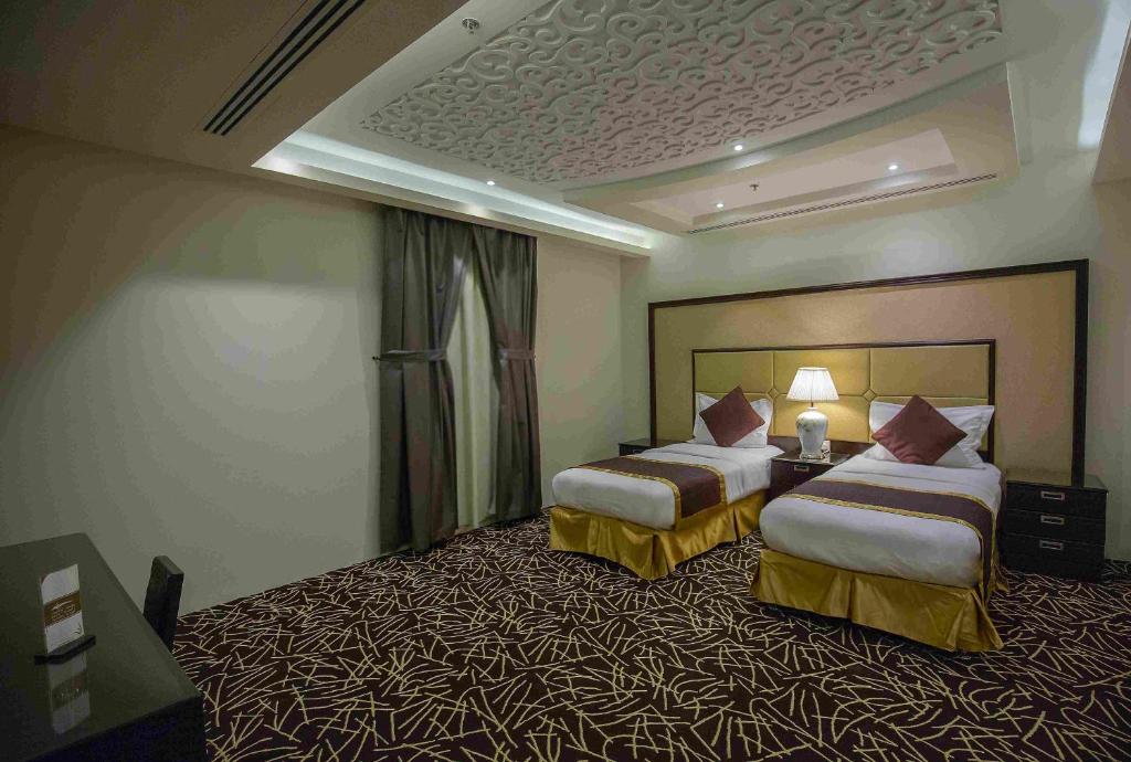 Postel nebo postele na pokoji v ubytování Rest Night Serviced Apartments- AlHamra