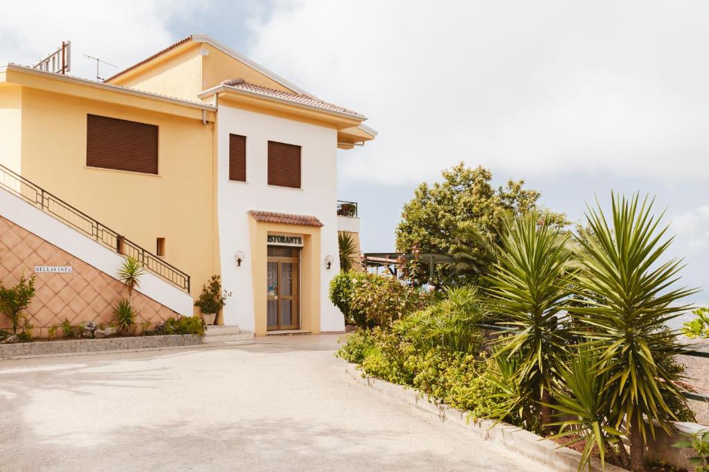 une maison avec une allée en face de celle-ci dans l'établissement Hotel Bellavista, à Maierà