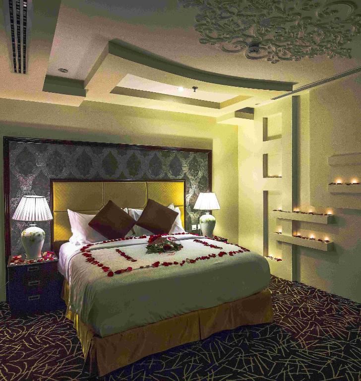 Postel nebo postele na pokoji v ubytování Rest Night Serviced Apartments- AlHamra