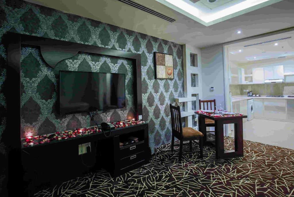 TV a/nebo společenská místnost v ubytování Rest Night Serviced Apartments- AlHamra