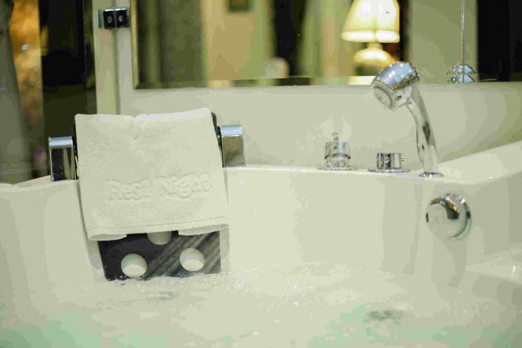 Koupelna v ubytování Rest Night Serviced Apartments- AlHamra
