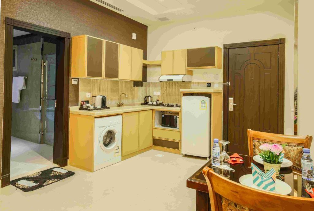 Kuchyň nebo kuchyňský kout v ubytování Rest Night Serviced Apartments- AlHamra